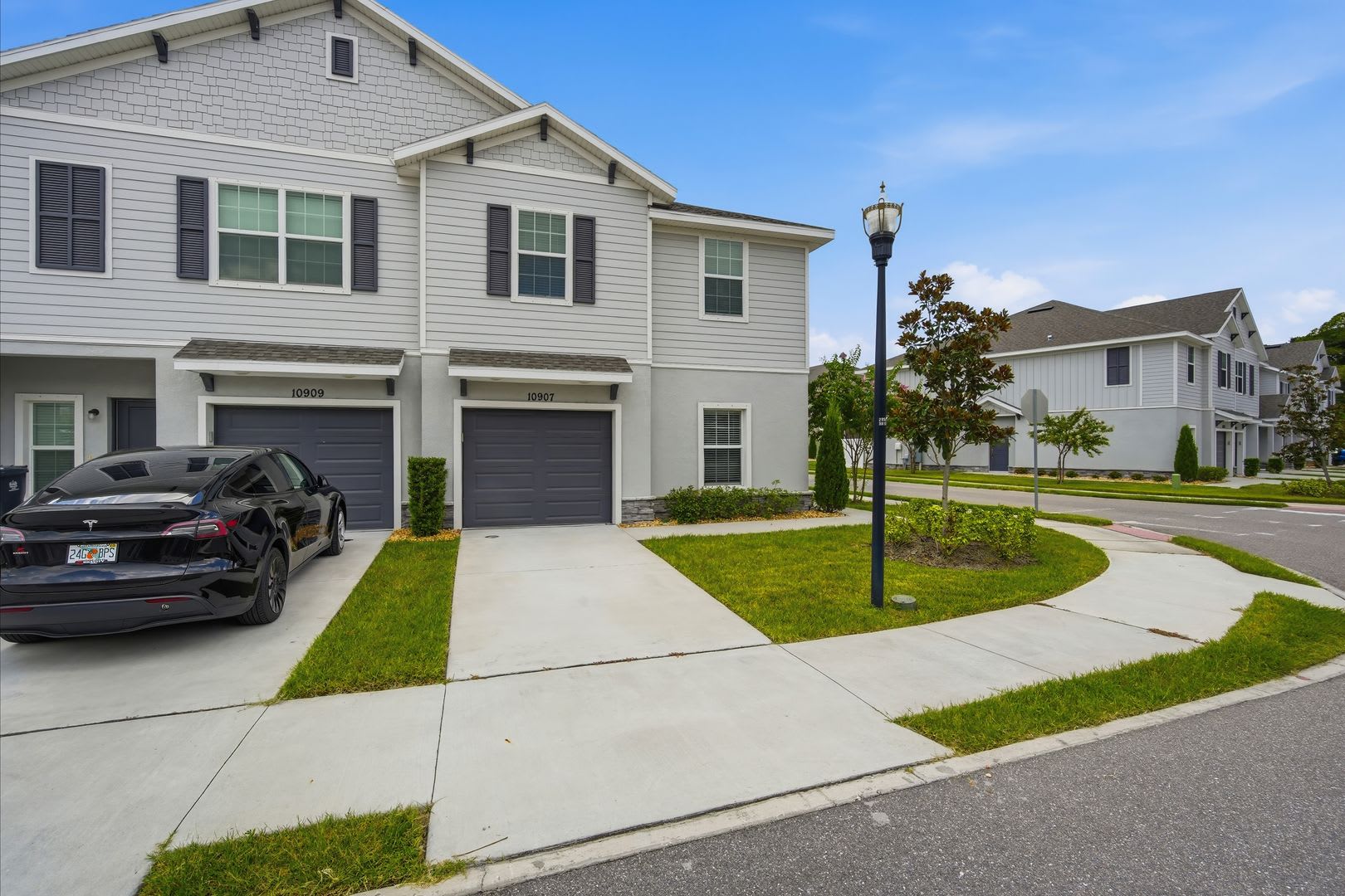 Welcome home to this pristine, never-lived-in townhome! – photo 2