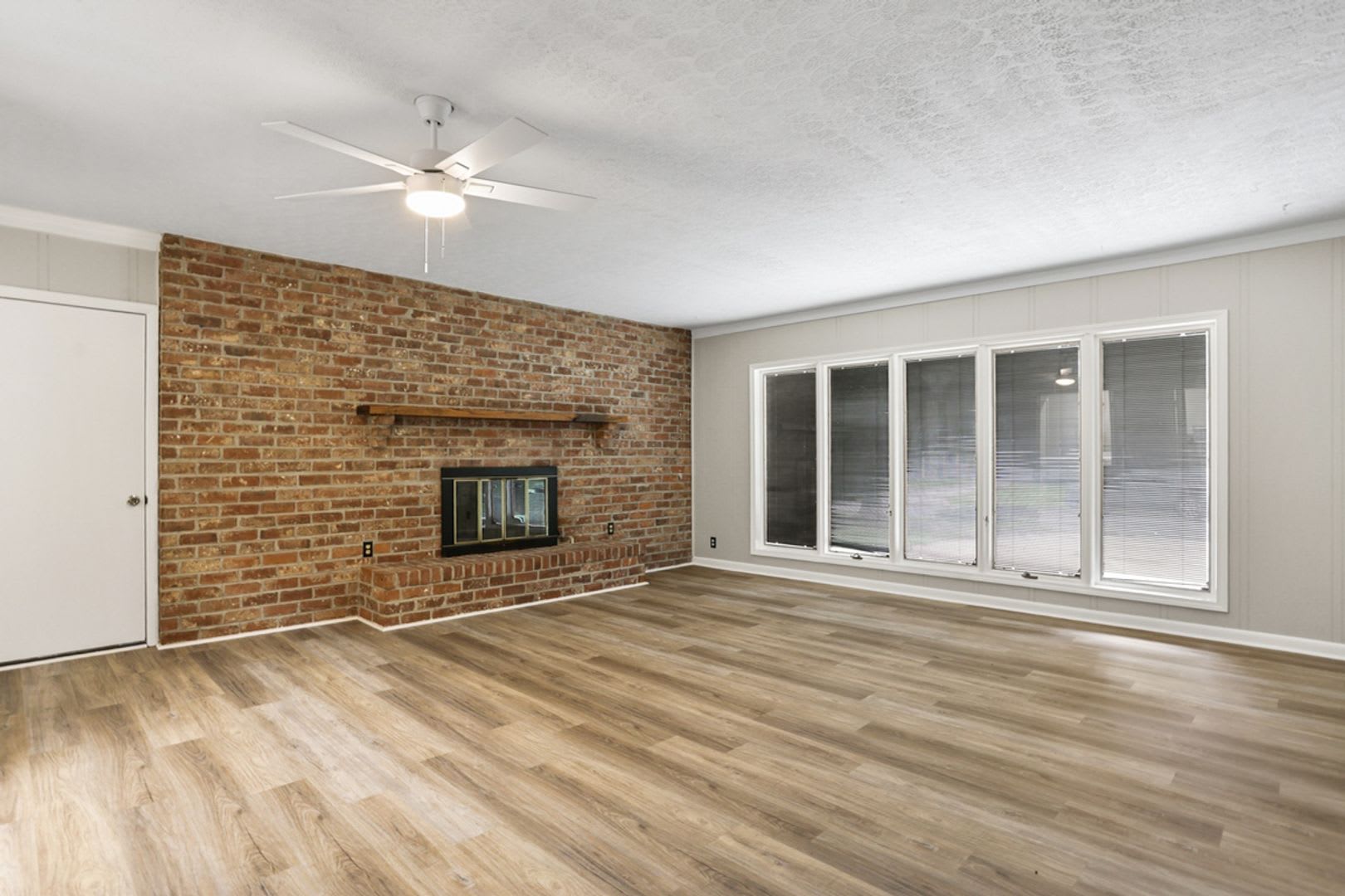 Beautifully Renovated 4-Bedroom, 2-Bath Home with Fenced Backyard – photo 5