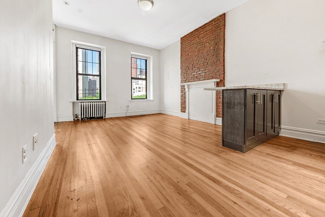1688 York Ave Apt 4B – photo 1