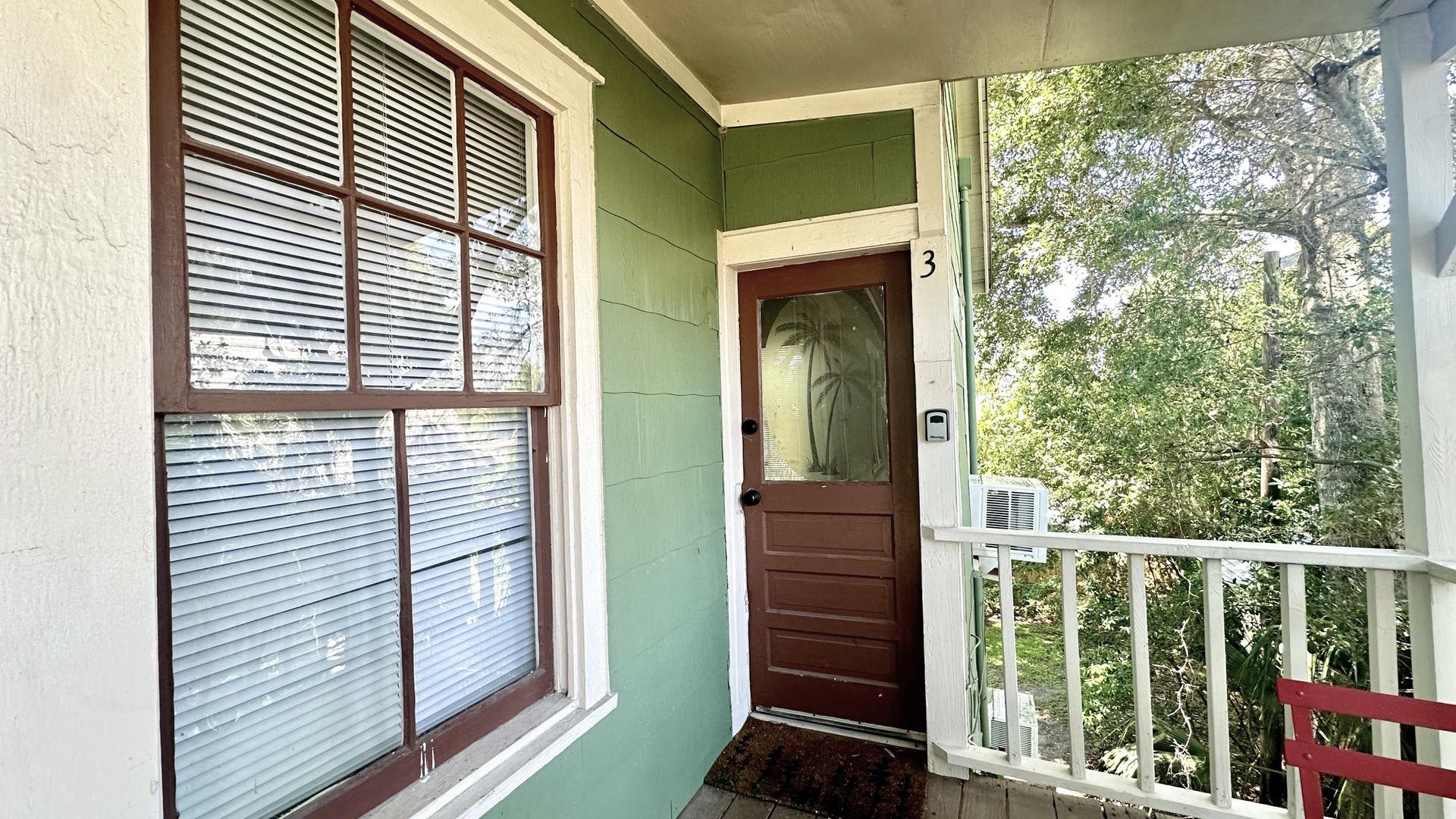 Great downtown location just 1-1/2 blocks off Centre St.! – photo 4