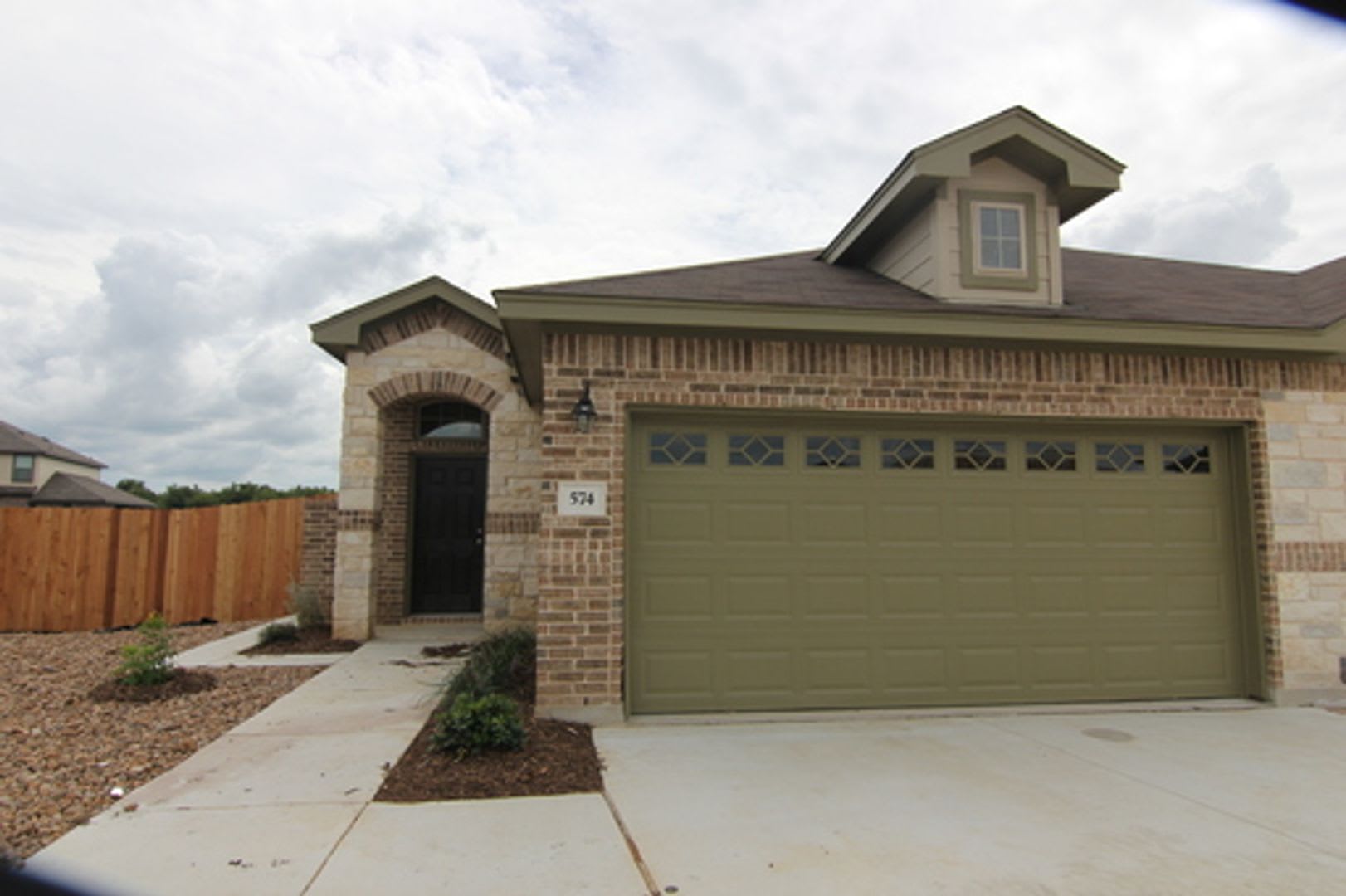 Beautiful 3 Bedroom Duplex Located in New Braunfels, Texas! – photo 1