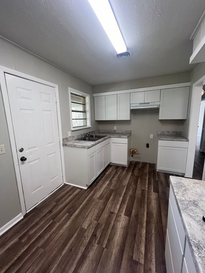 THIS JUST IN! Short Term Lease! Great Neighborhood! – photo 4