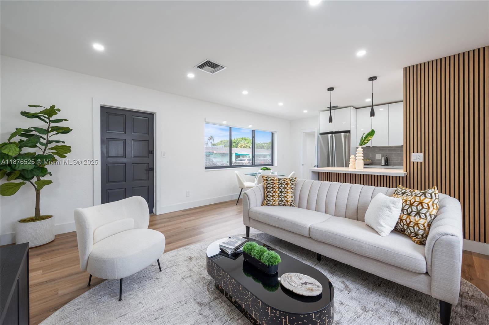 1201 North 16th Avenue – photo 1