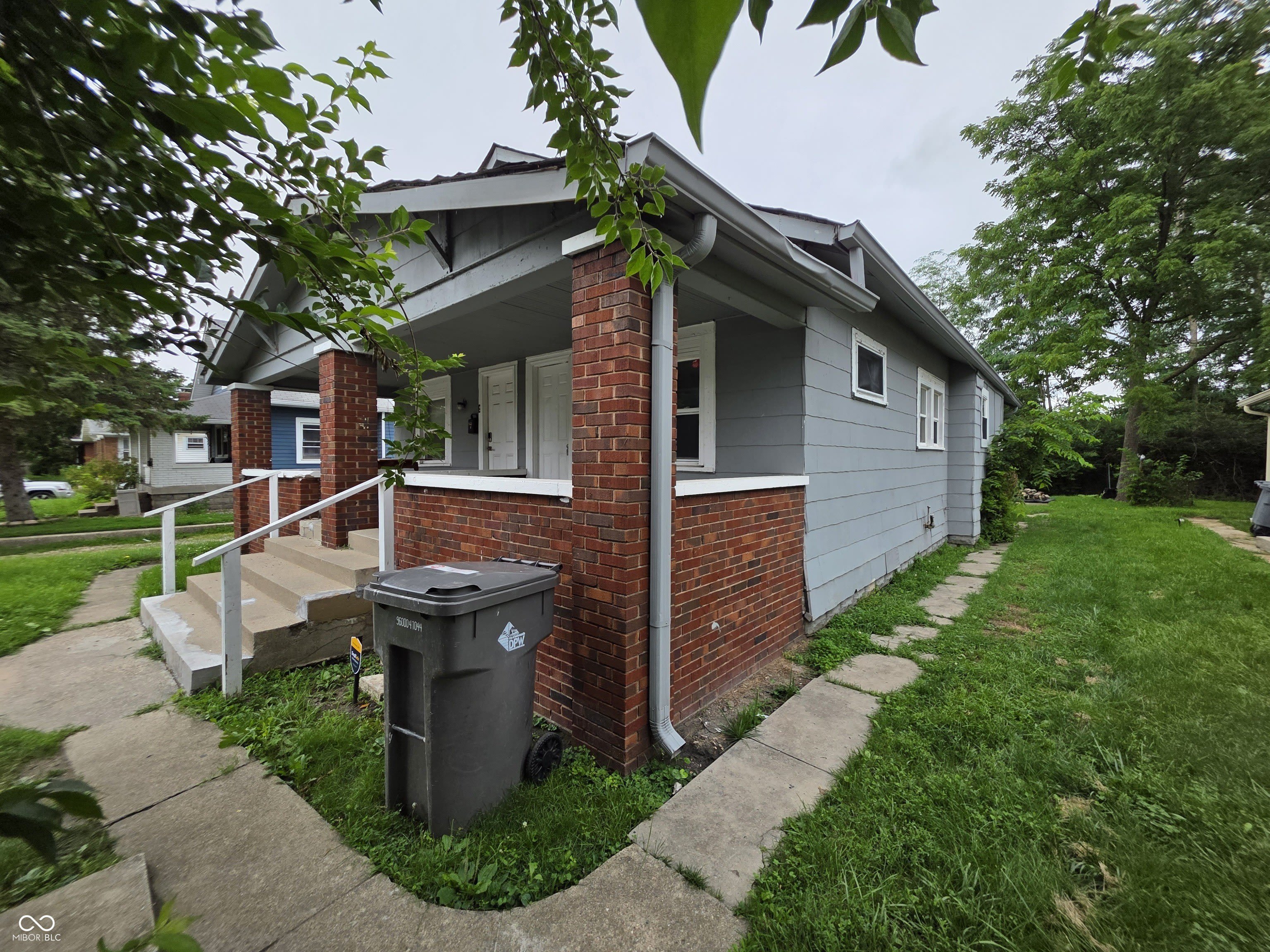 833 N Gladstone Avenue – photo 2