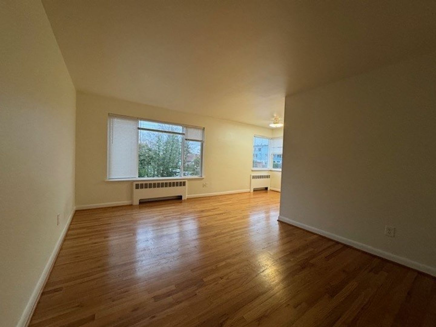North Admiral 1BR, Small 4-Unit Building, Top Floor! – photo 5