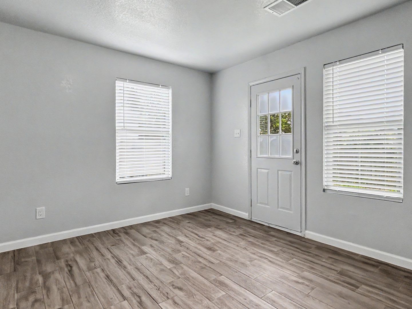 Remodeled Far West Side Home With Spacious Backyard – photo 5
