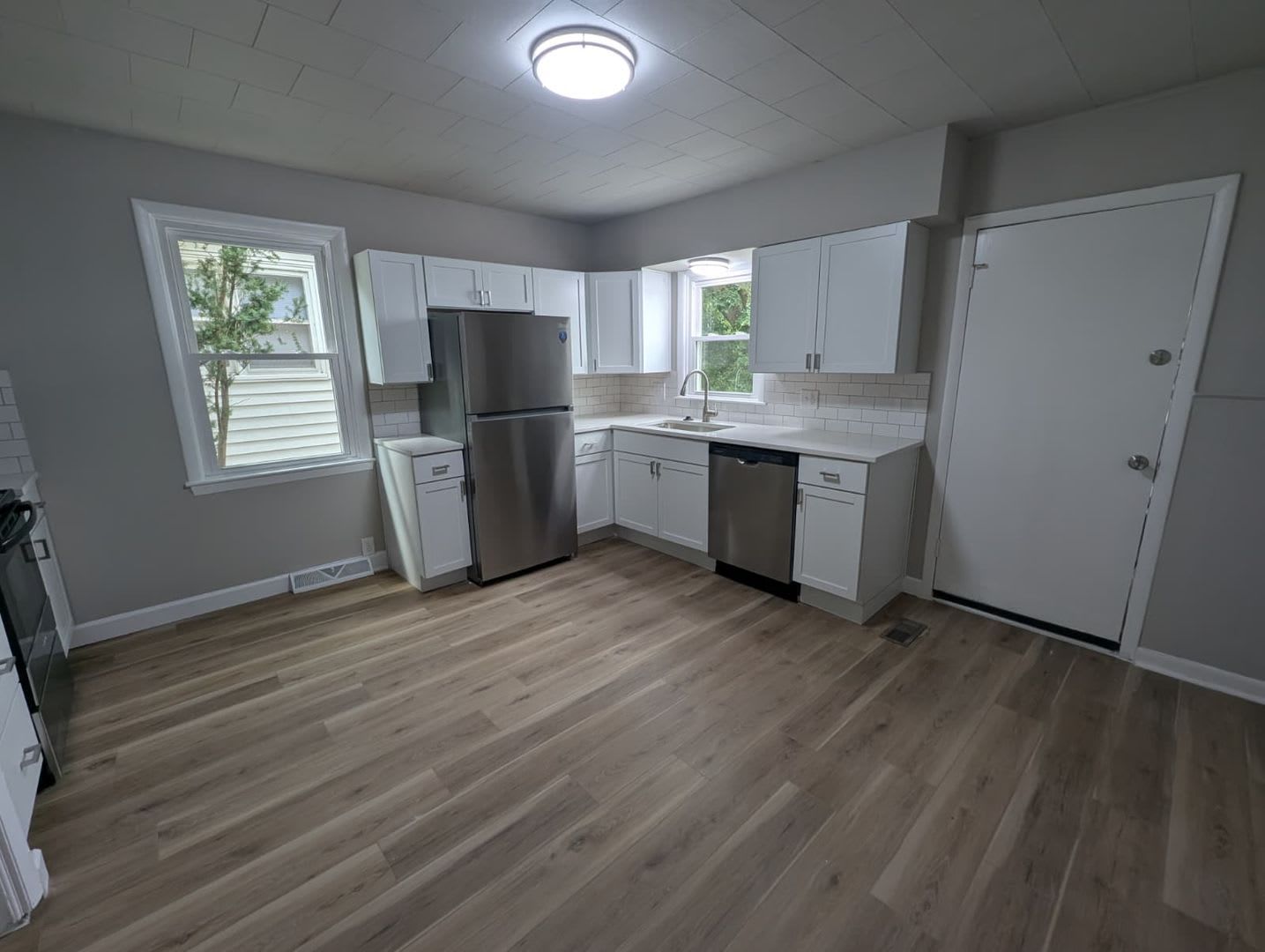 Remodeled 2-Bedroom and 1 Bathroom & Off-Street Parking – photo 3