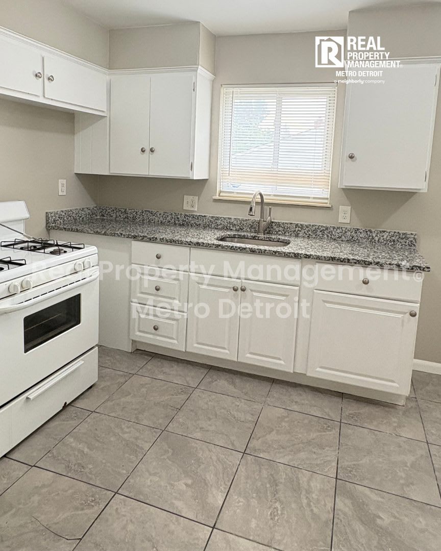 Move-In Ready Brick Ranch on a Corner Lot – photo 4
