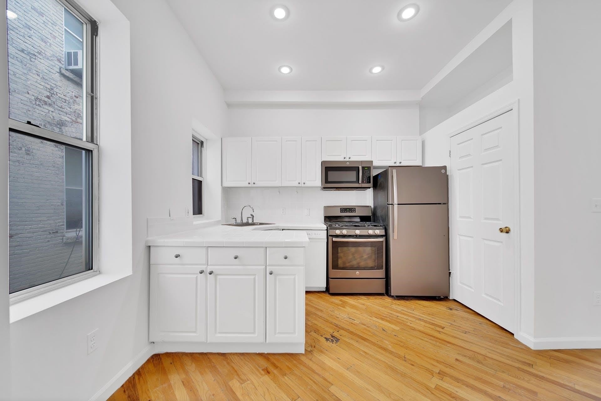 316 HUDSON ST – photo 5