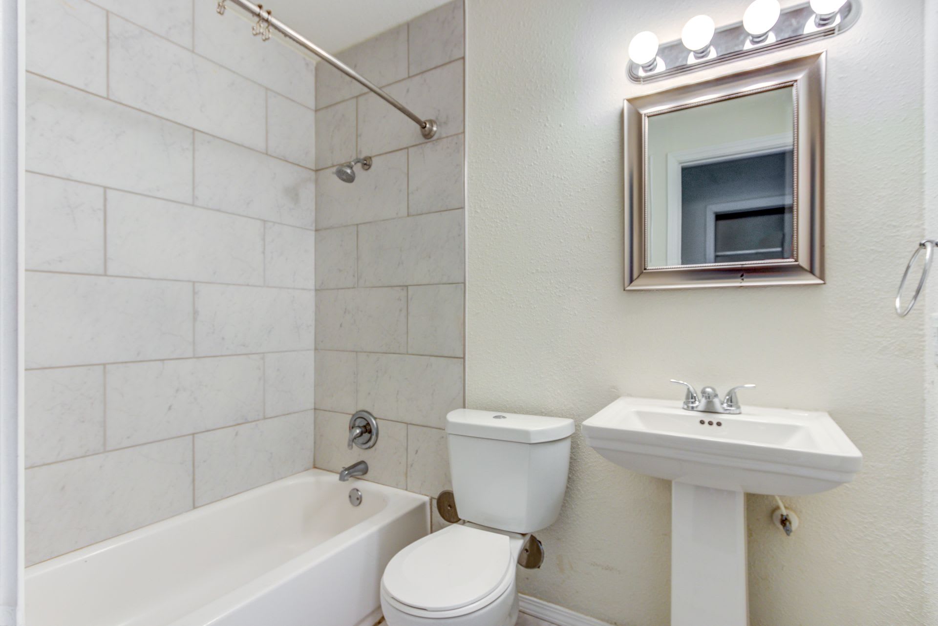 "The Belle Grove" One Bedroom Apartments (Wifi Included) – photo 4