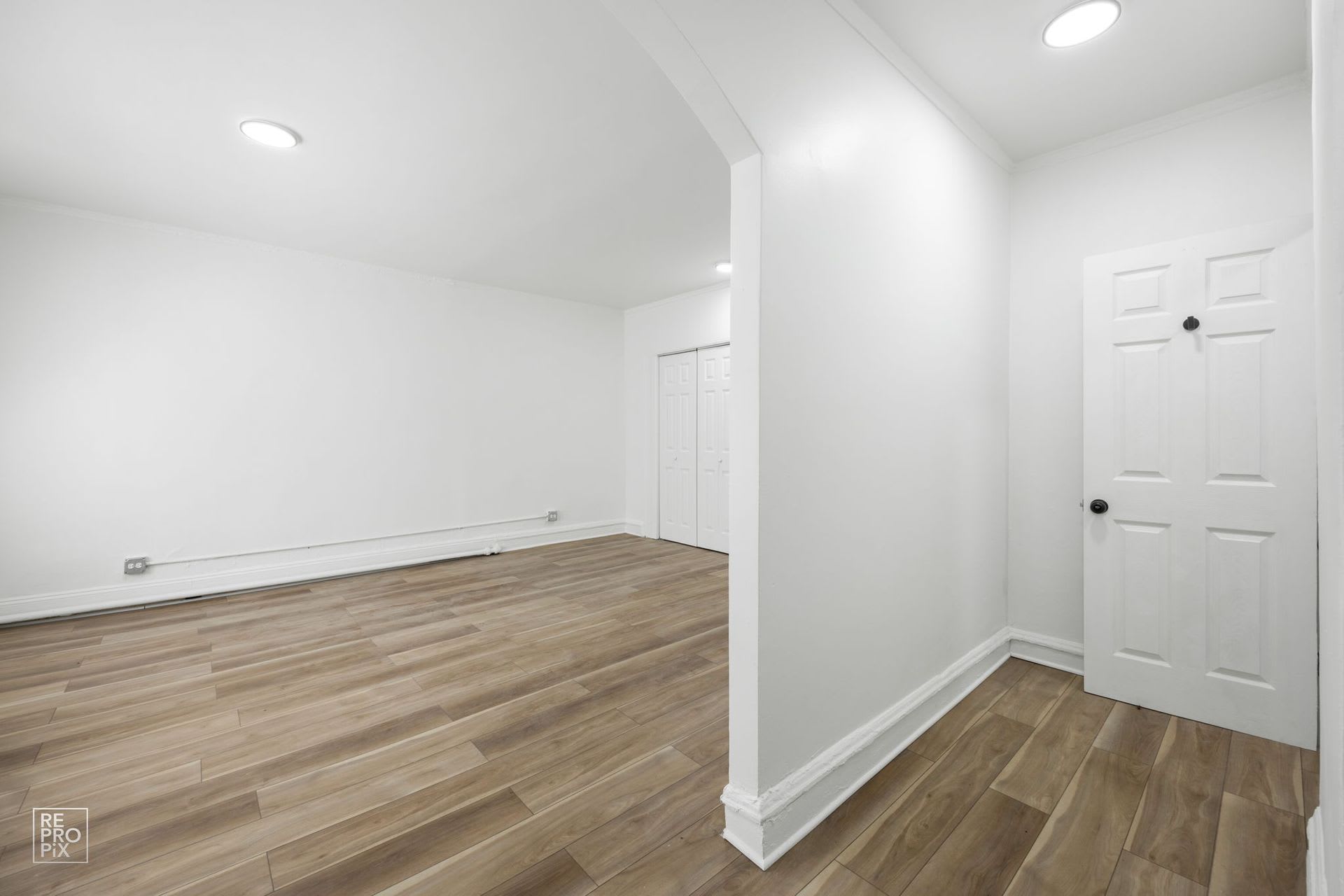 6751 S Jeffery Apartments – photo 2