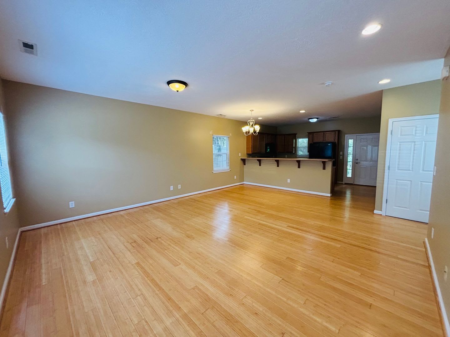 3 Bedroom, 2.5 Bath Townhouse – photo 3