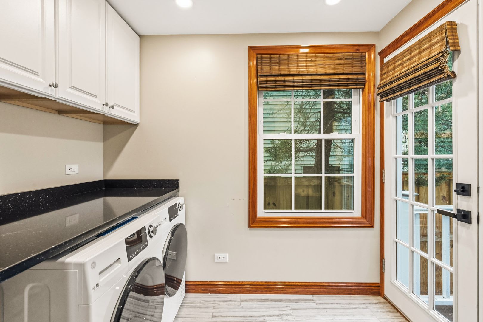 Charming 3 Bdrm, 3 Bath Renovation with Private Driveway & Outdoor Space – photo 4