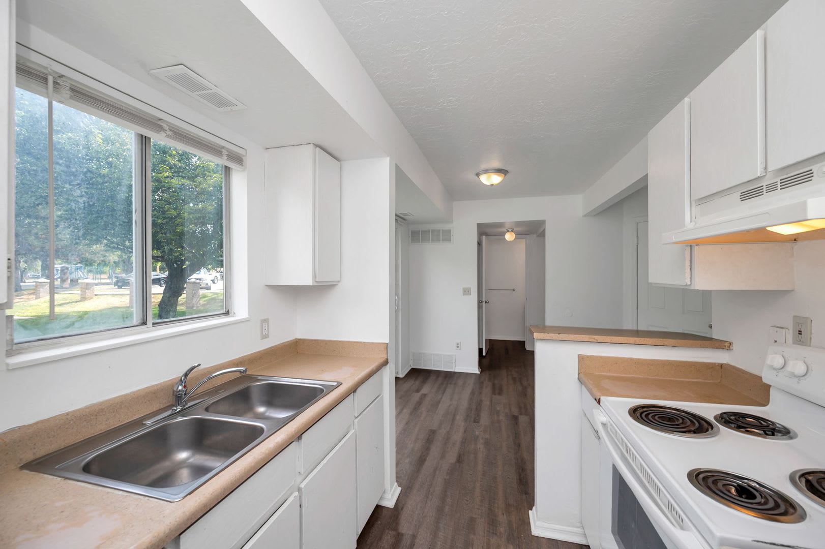 Spacious 4 Bedroom Townhome in SLC w 1 car garage – photo 3