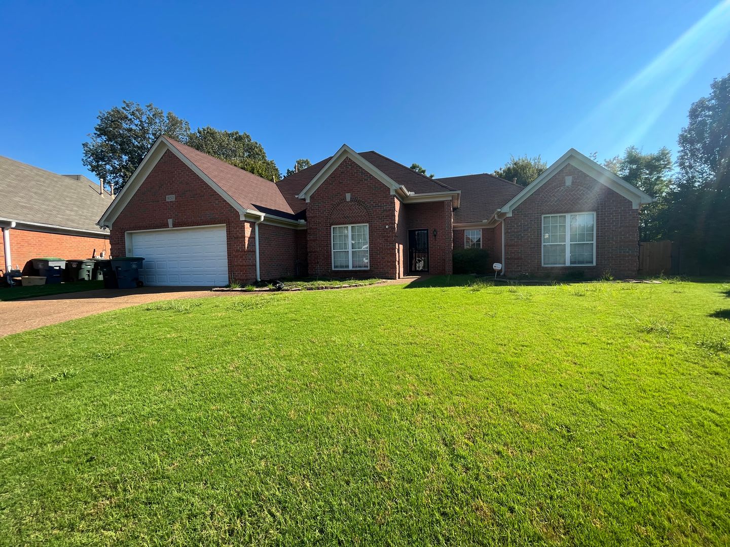 Fenced in back yard! Split bedroom floor plan! Pets are owner's approval, fees do apply. – photo 1