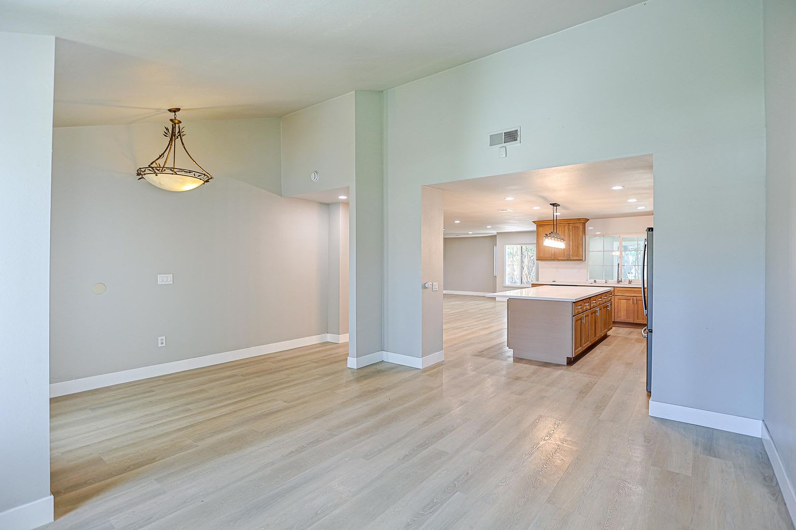 Luxury Fully Remodeled 4 Bed + 1 den / 4 Bath Home Near Mile Square Park – Approx. 2,500 Sq. Ft. – photo 5