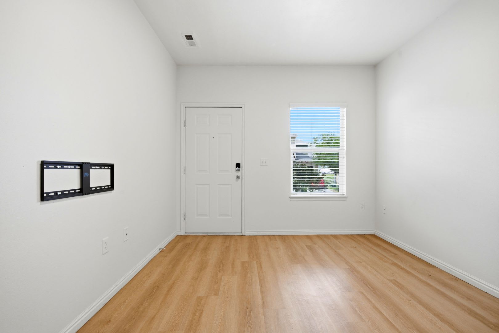 Bright 3 Bed Herriman Gem Near Mountain View Village!! – photo 3