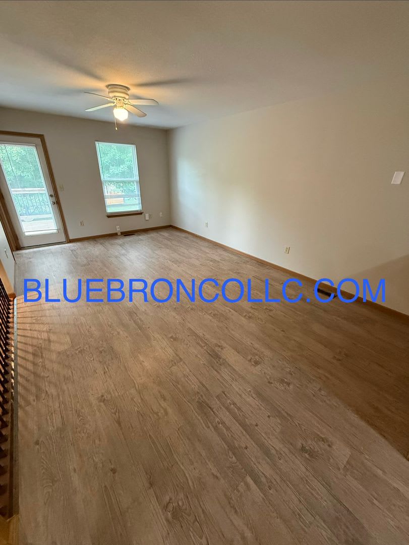 Gorgeous duplex in Raymore with a lot to offer along with new flooring. – photo 2