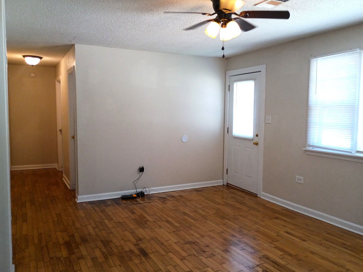 Cute 3Bed/1Bath house with fenced backyard – photo 4