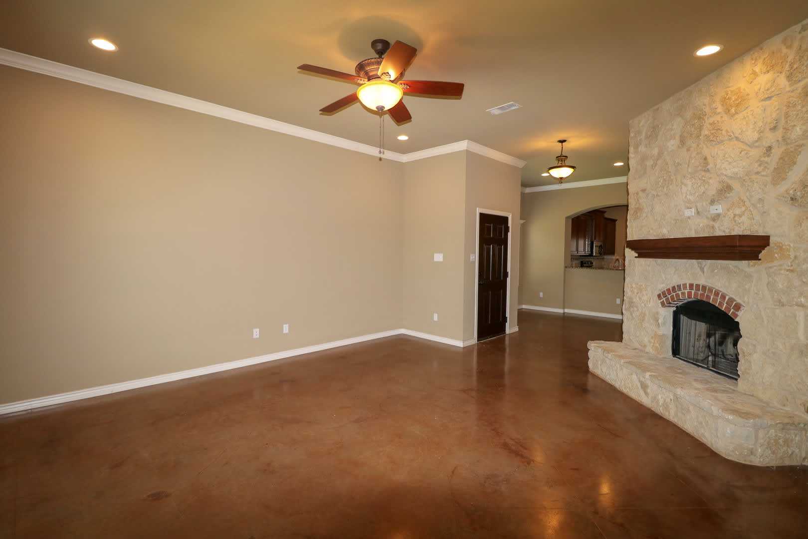 Available Now: 4 bedroom house – photo 3