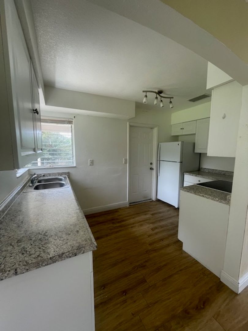1ST MONTH FREE RENT 2 Bed 1 Bath Home – photo 4