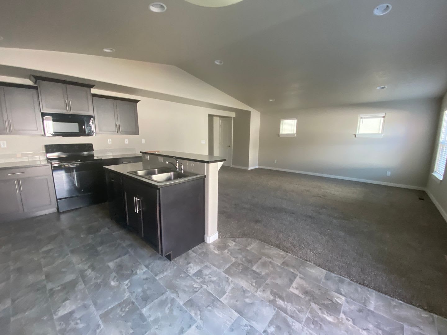 3 Bed 2 5 Bath Renal Home In Central Bend – photo 2