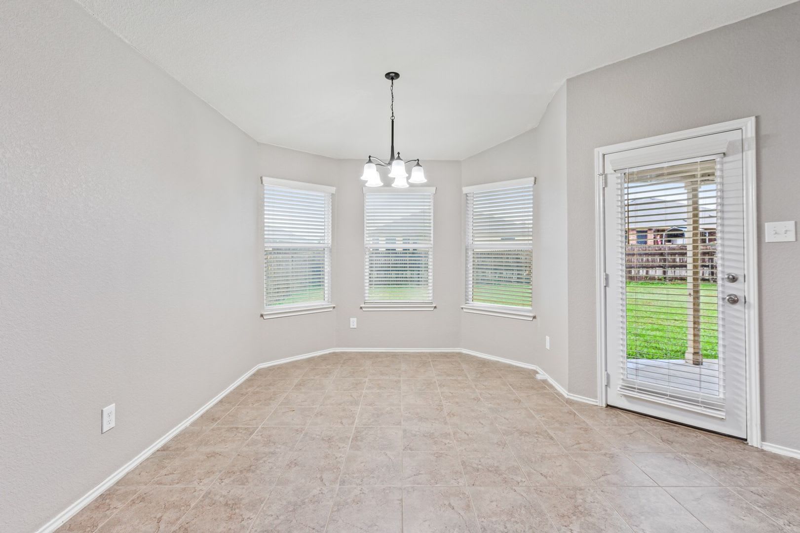 Open Concept living in MIDWAY ISD – photo 3