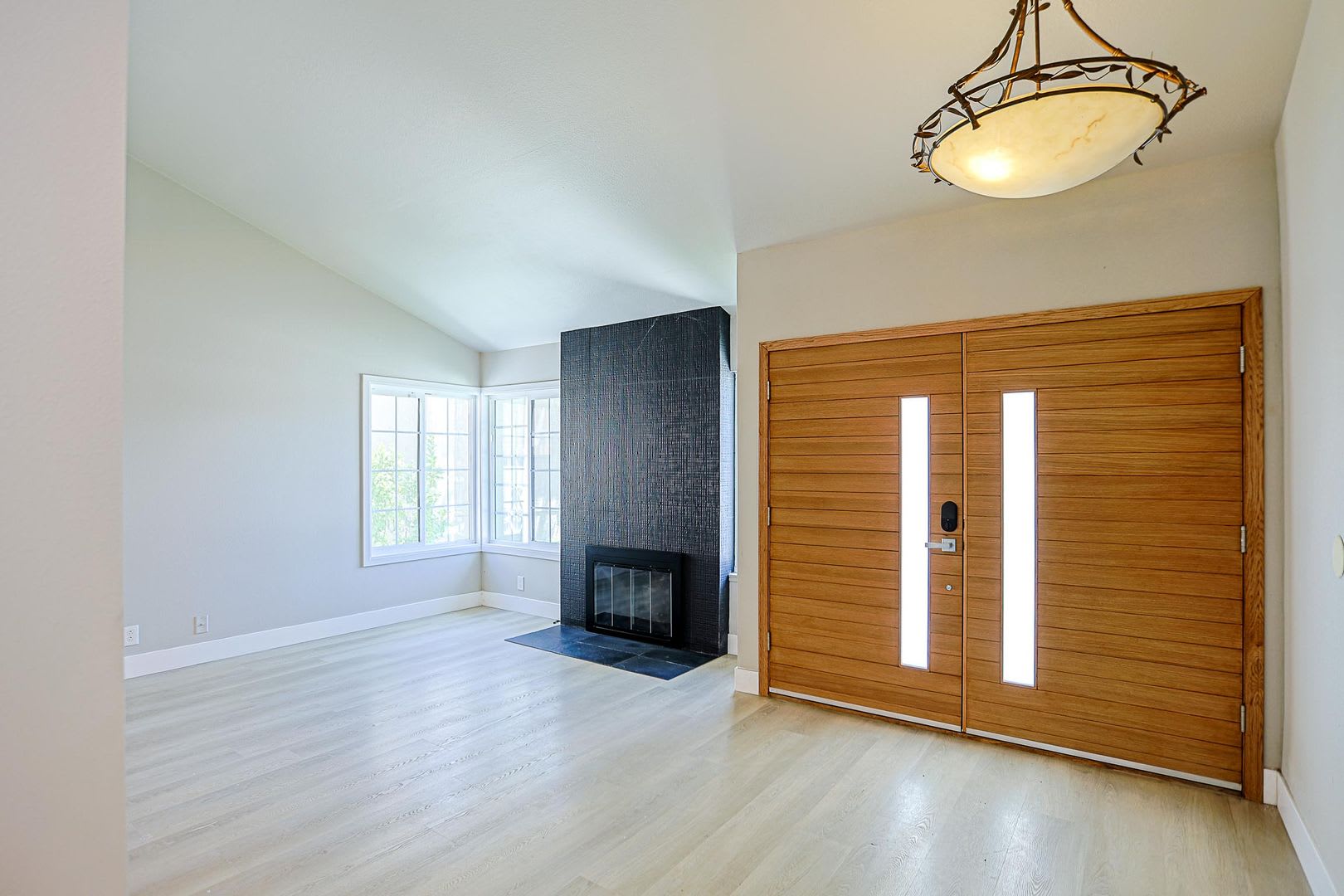 Luxury Fully Remodeled 4 Bed + 1 den / 4 Bath Home Near Mile Square Park – Approx. 2,500 Sq. Ft. – photo 4