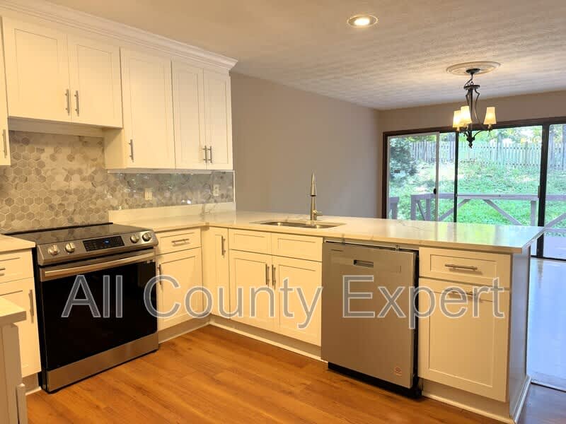 1302 Colony Drive – photo 4