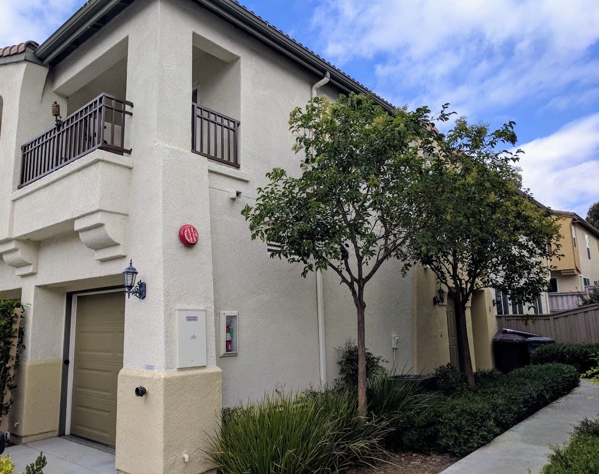 2 Bedroom Townhome w/Attached 1 Car Garage. Gated Community with Assoc Pool! – photo 1