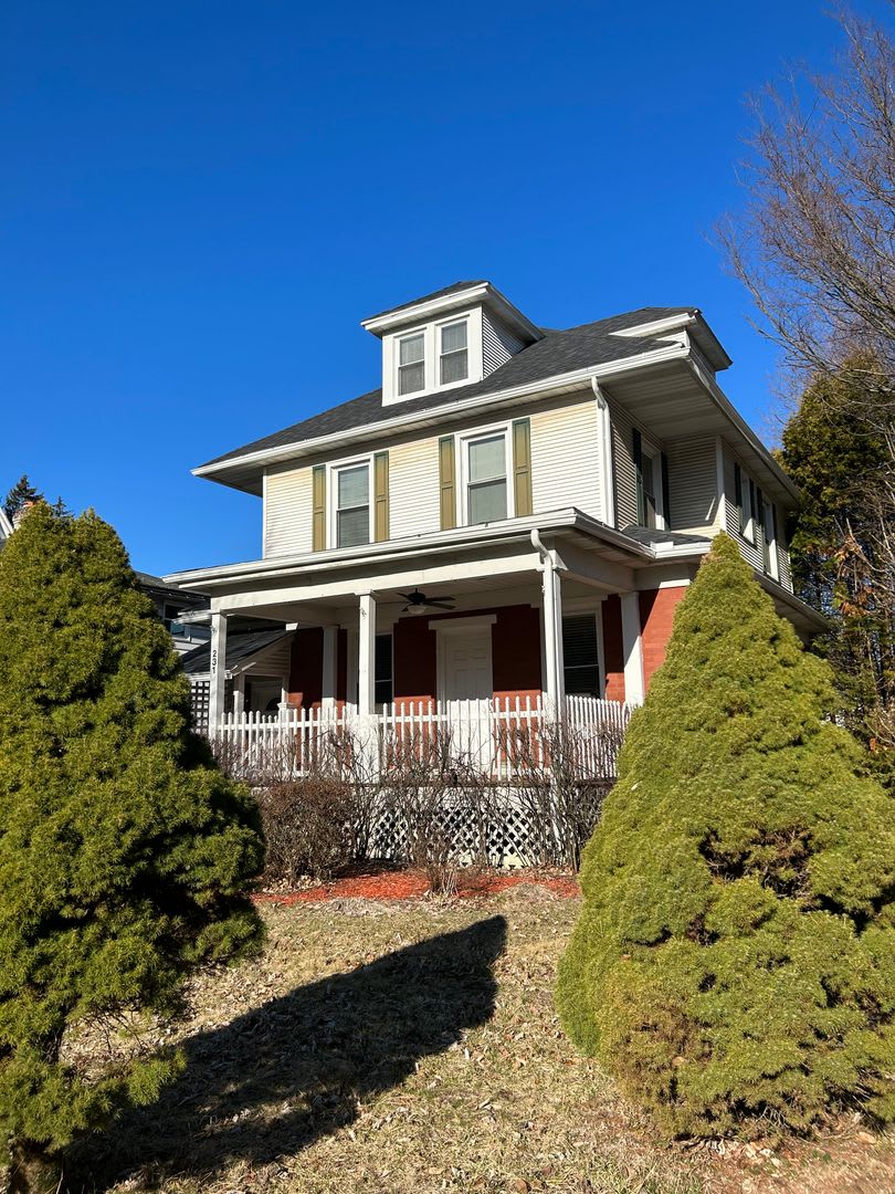 3 bedroom, 2 1/2 bath house – photo 2