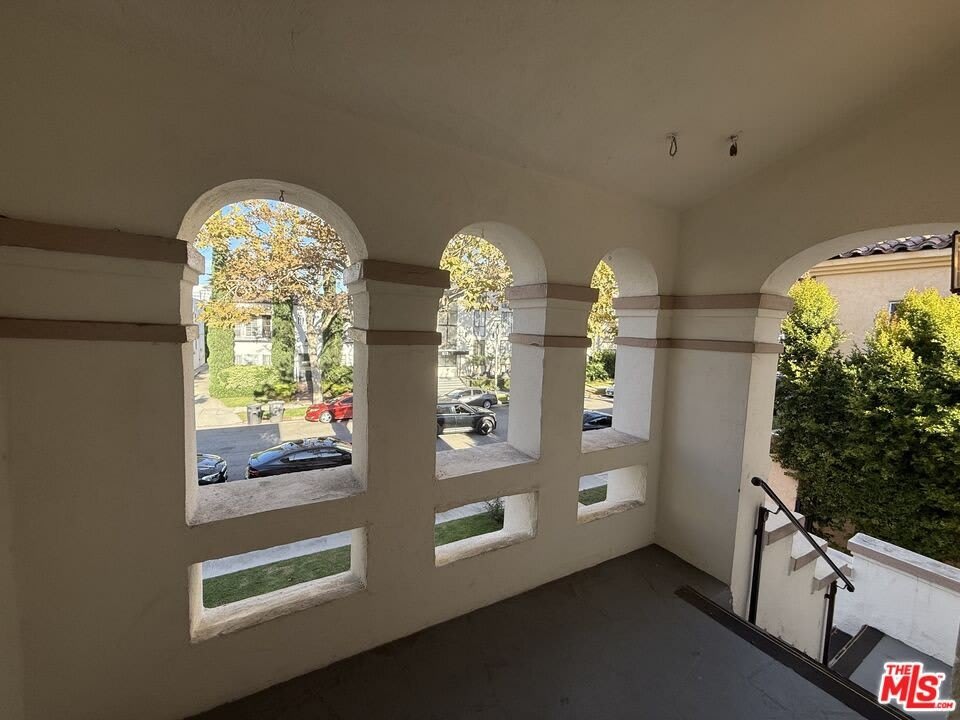 211 S Arnaz Dr – photo 2