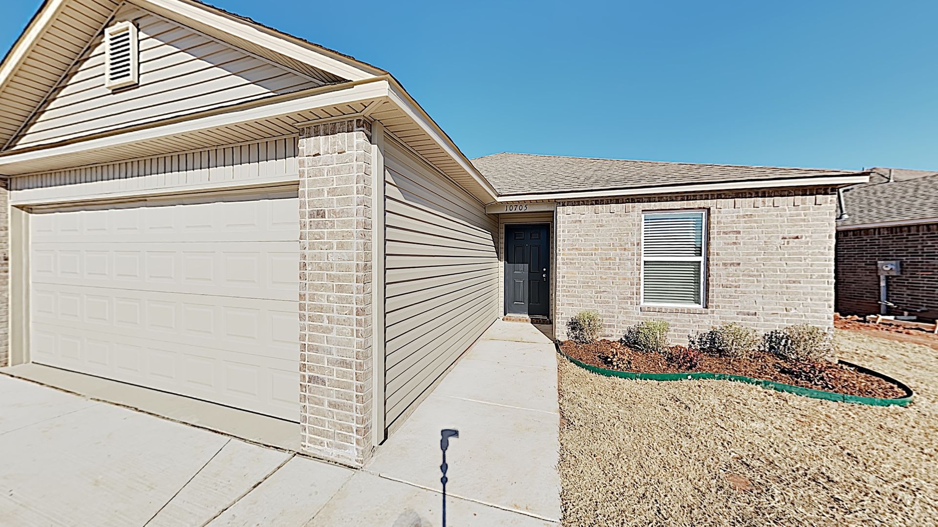 Spacious 3 Bedroom 2 Bath Home in Mustang Schools – photo 2
