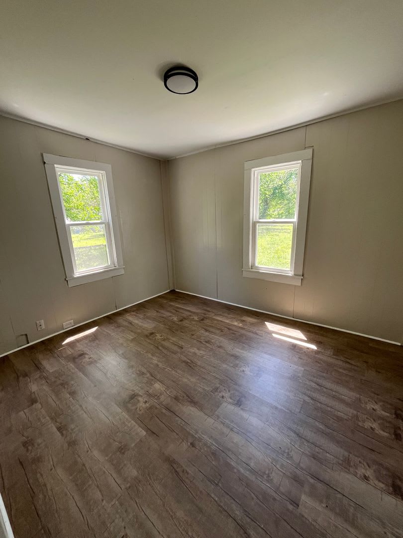 Available now! – 2 Bed / 1 Bath Home in Nevada, MO – photo 3