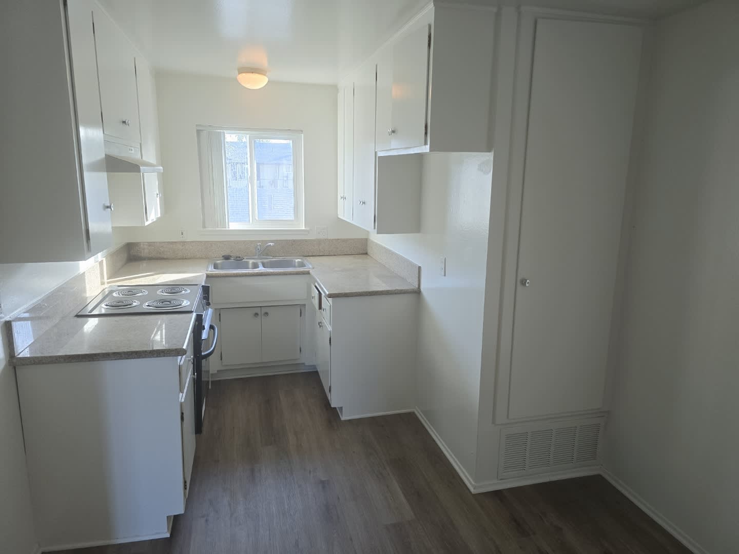 393 N Oak St – photo 4