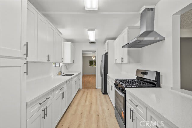 17501 Victory Boulevard – photo 1