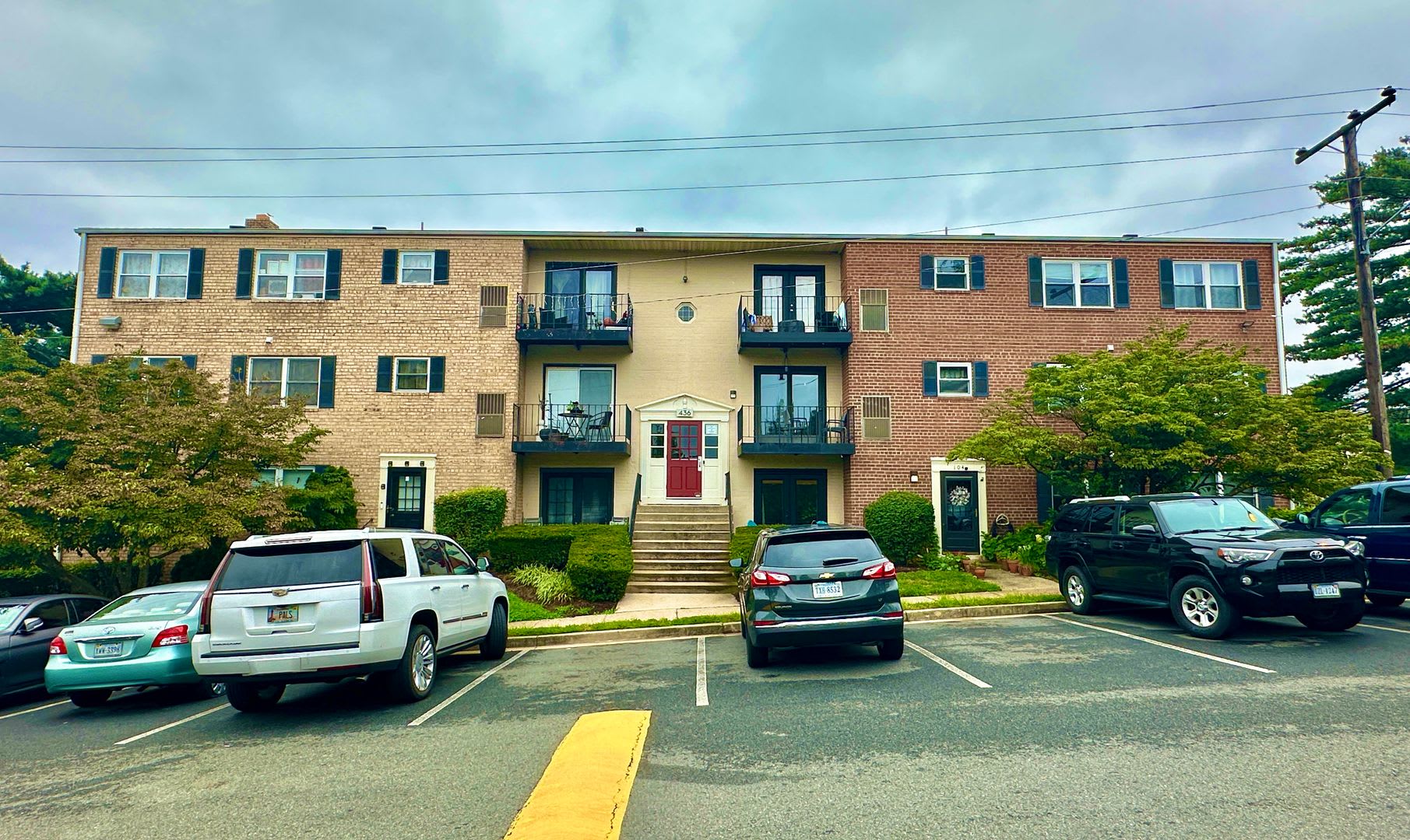 Sail into this 2BR 1BA at the Mayflower Condominiums in Alexandria includes utilities – photo 1