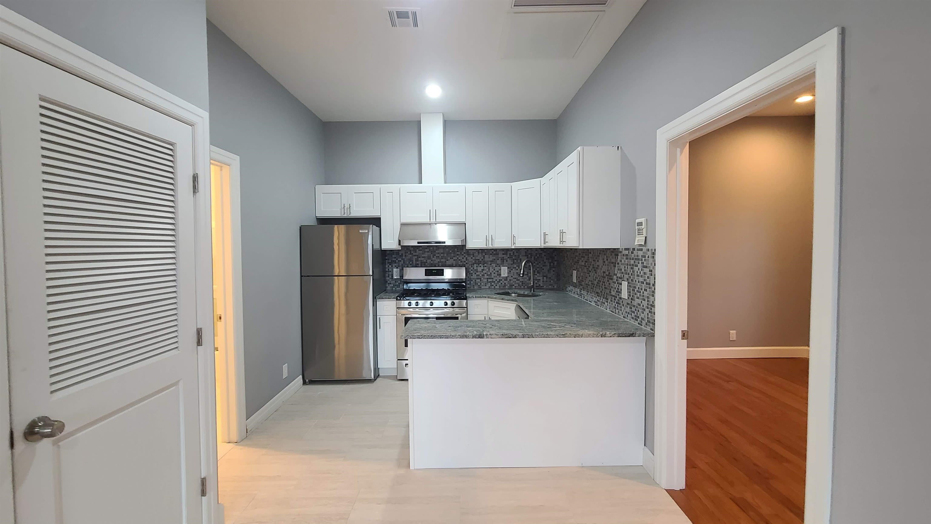 100 GRIFFITH ST – photo 3