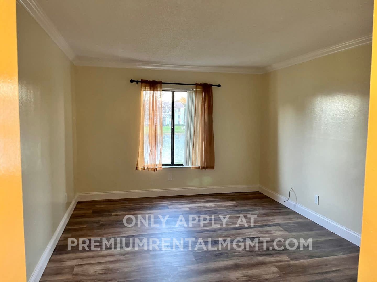 1 Bedroom 2nd Floor Condo in East Orlando with Laminate Flooring and Scenic Balcony View! – photo 4