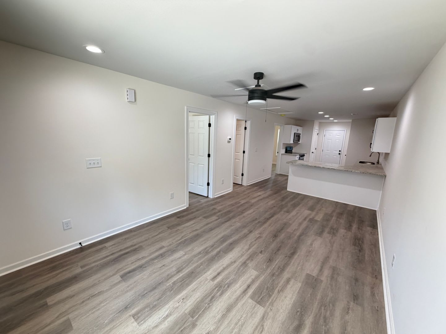 New Construction 2026 2bd/2ba Triplex in convenient location. – photo 3