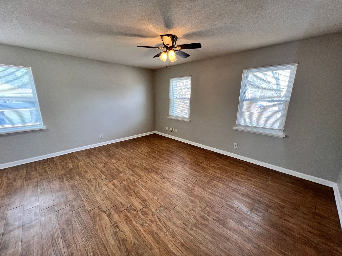 2 Bed 1 Bath Apartment With Garage Parking – photo 2