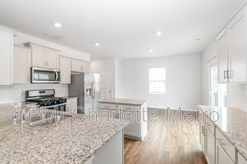 8019 Rowling Dr – photo 4