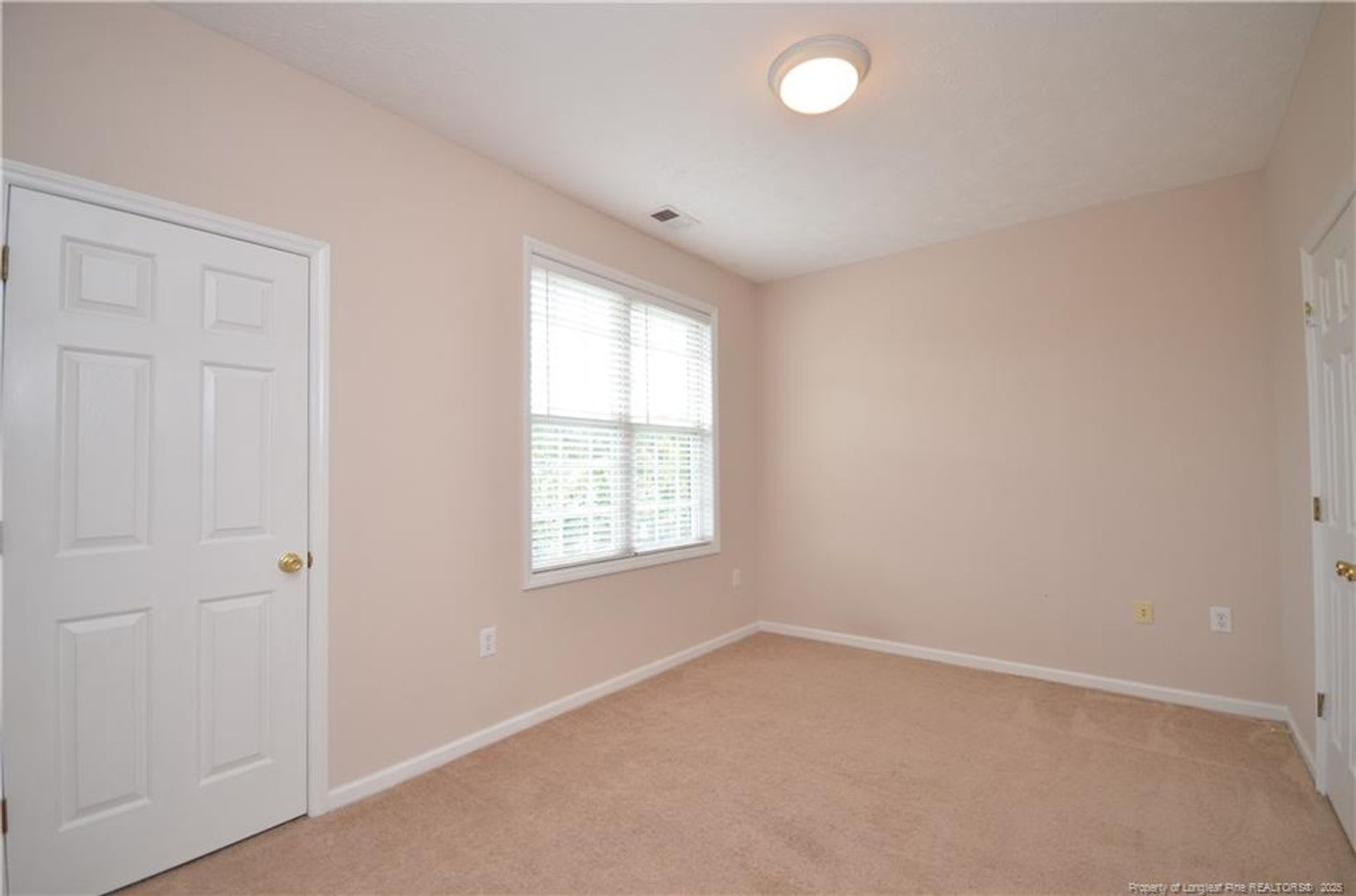 Well maintained 2nd-story condo – photo 2