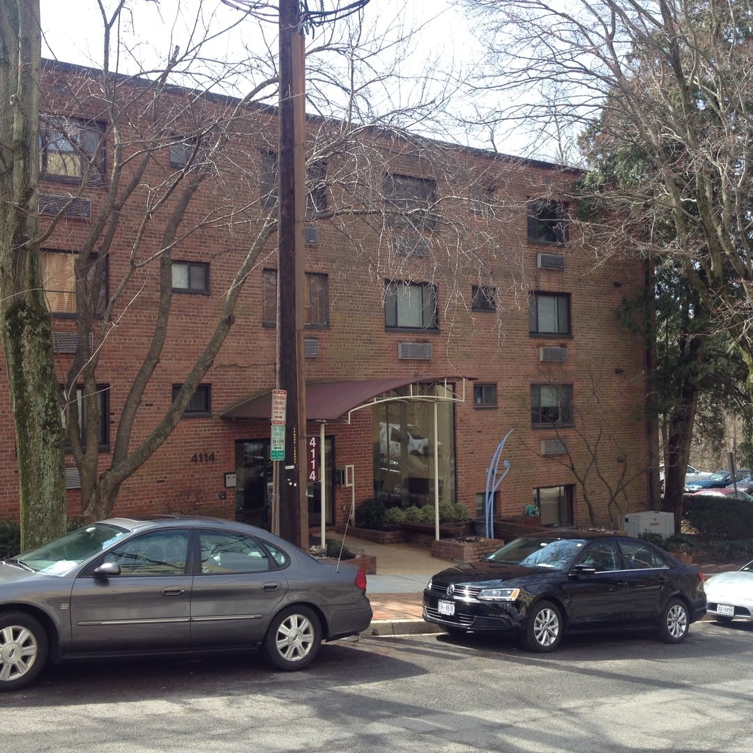 A spacious two bedroom, one bath apartment In the Exckusive Glover Hill Condo! – photo 1