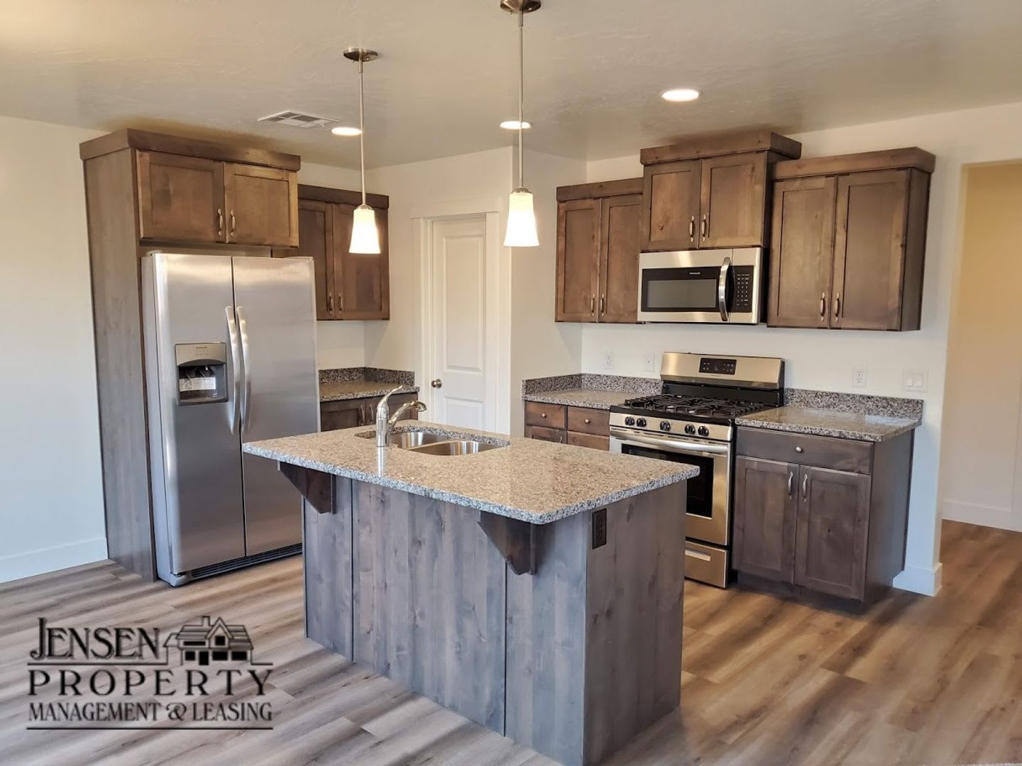 4 Bedroom Home in Desert Bluffs – photo 2