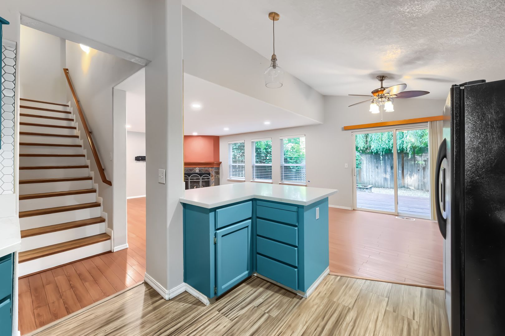 3BR + 2.5BA Two-Story Home — 2-Car Garage, Fenced Yard & Large Deck on a Cul-de-Sac (Beaverton / Aloha) – photo 4