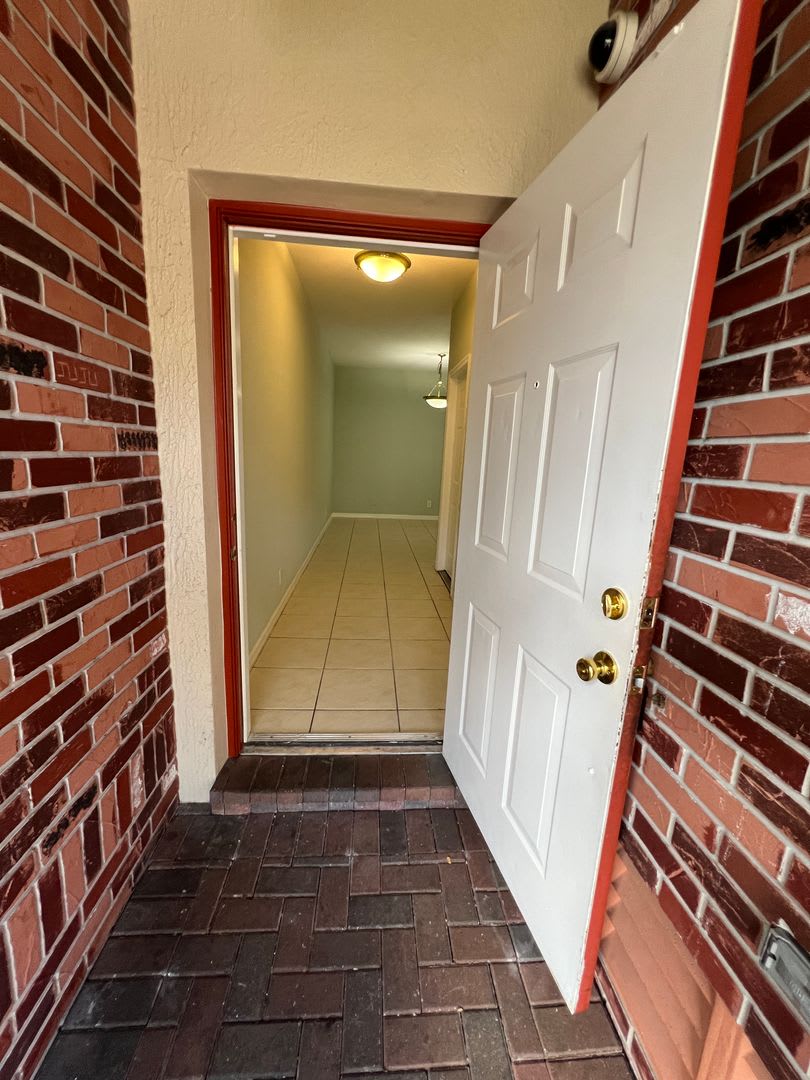 Lovely Townhome in Gate Community! – photo 2