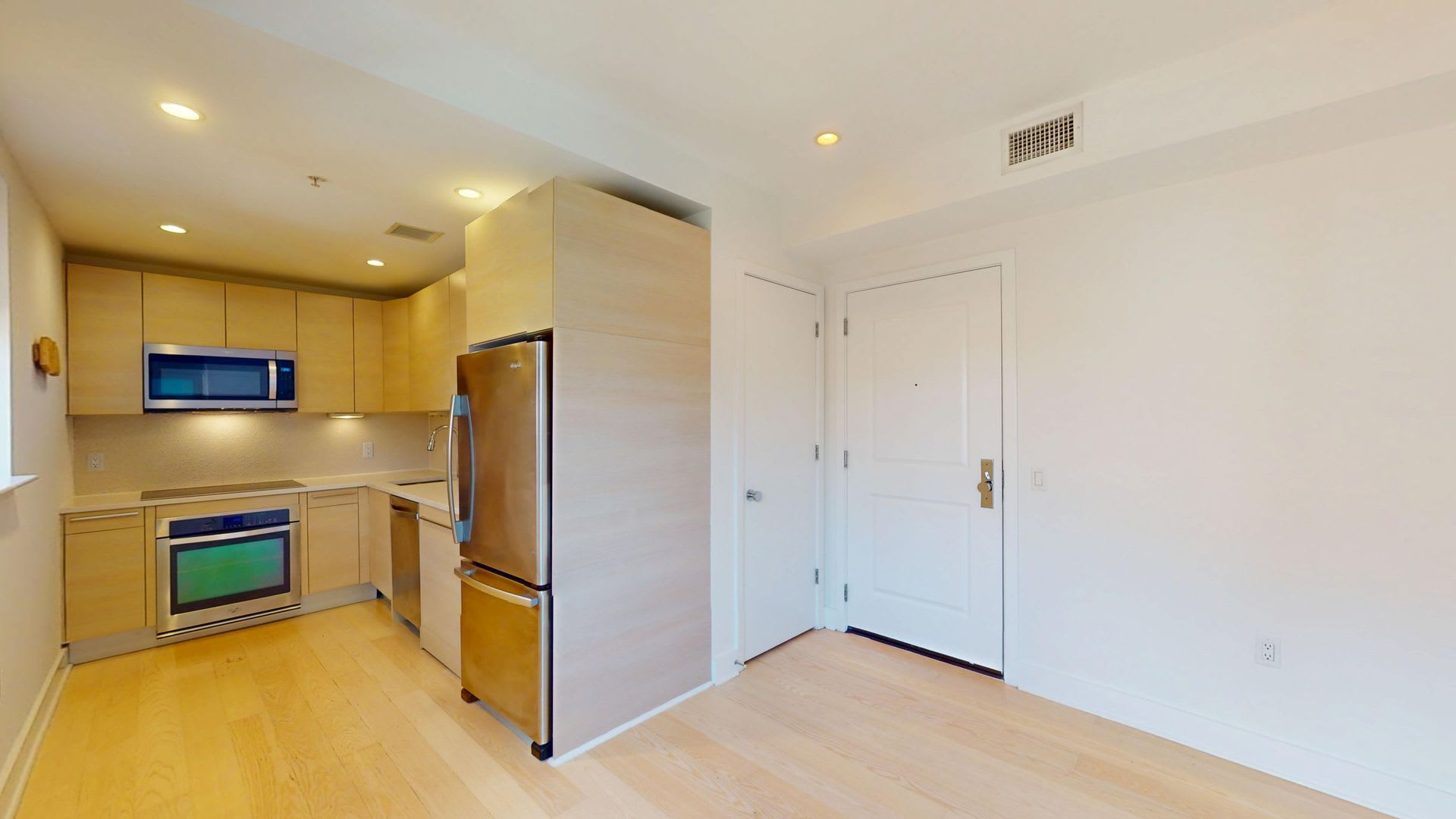 Top Floor Updated One Bedroom W/Sleek Appliances, Washer/Dryer Combo in Amazing Location! – photo 3