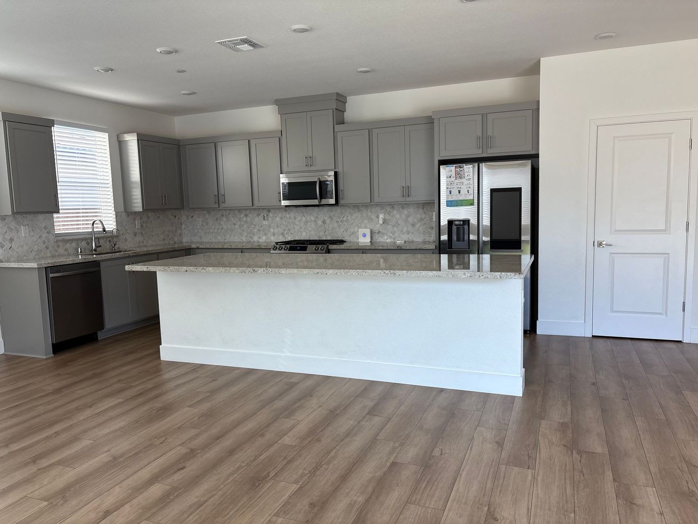 Gorgeous 4 Bedroom Home in Quiet Hollister Neighborhood – photo 2