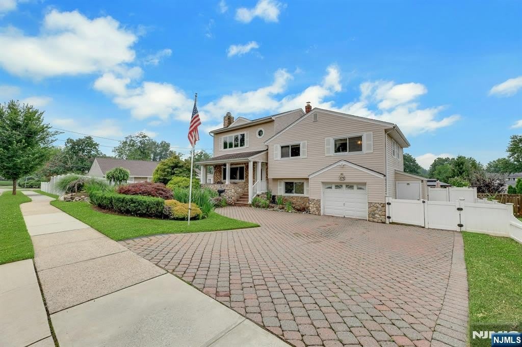 379 Leonard Drive – photo 2